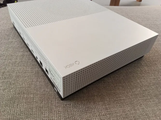XBOX ONE S 1TB SSD com controle (SEM CAPINHA E COM DRIFT COM CABOS E JOGOS)