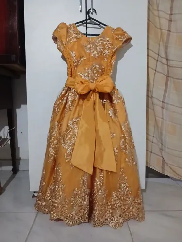 Vestido de festa infantil (princesa) dourado.