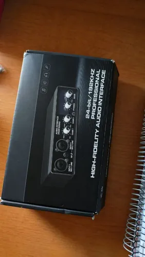 de Áudio Profissional 24bit/192kHz Semi Nova + Caixa