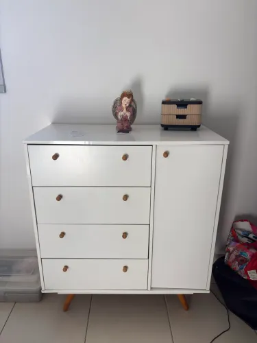 Cômoda branca 4 gavetas 