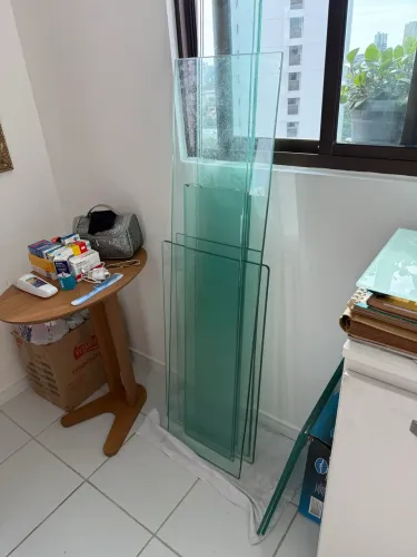 Vende-se várias prateleiras de vidro grosso