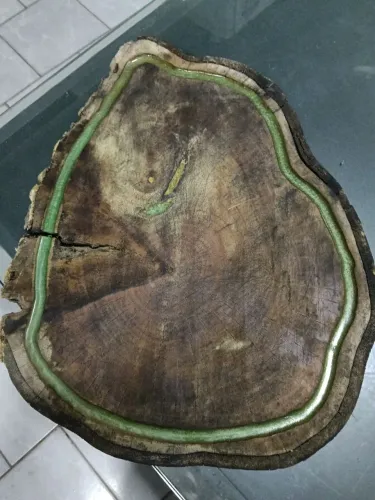Tábua de madeira de tronco com canalete de resina 
