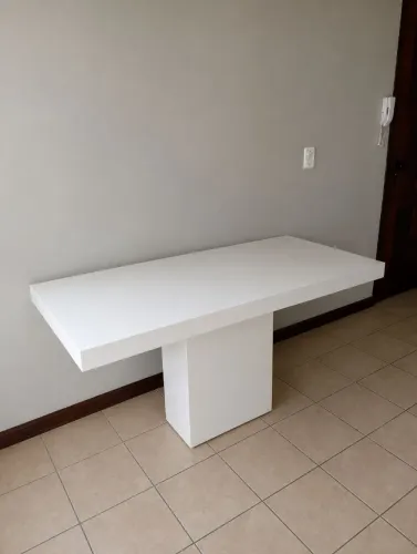 Mesa de jantar de resina branca (6 lugares)