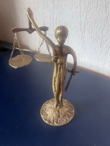 Estátua Direito