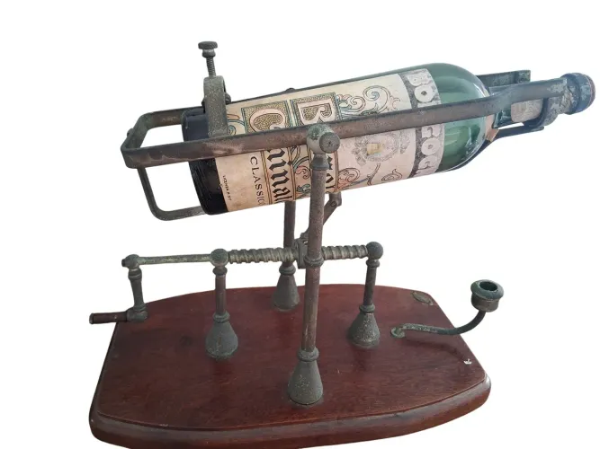 Antigo decanter vinho berço metal manivela castiçal base madeira uso decoração