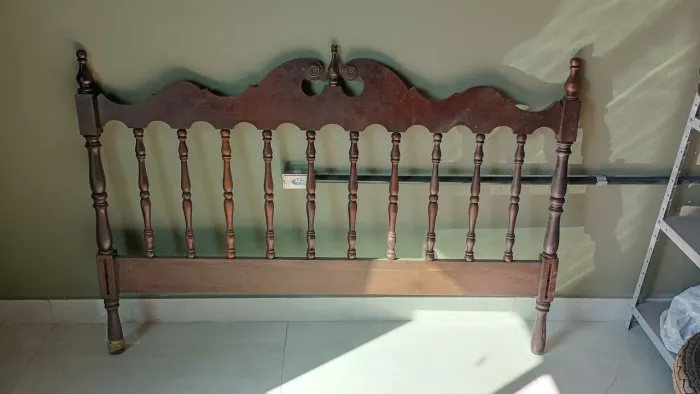 Cama antiga madeira maciça. 