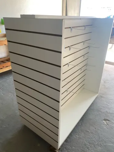 Móvel Expositor Canaletado MDF Branco - 1,25m - R$ 1.590
