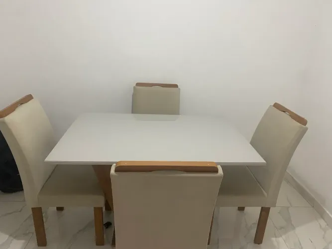 Vende-se uma mesa de 4 cadeiras 