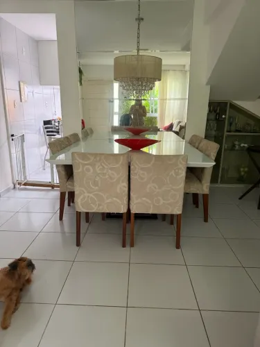 Conjunto de mesa com cadeiras