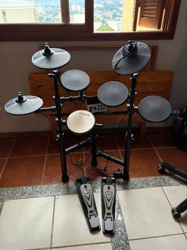 Bateria Eletrônica Com 7 Pads 2 Pedais Par De Baquetas Cor Preto