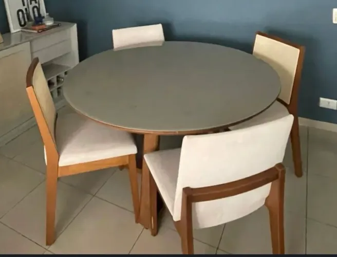 Mesa de vidro na cor bege e base de madeira