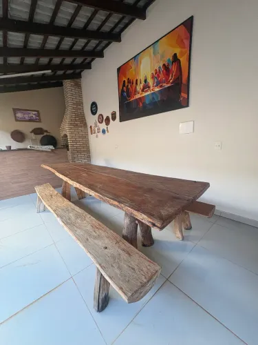 Mesa Rústica com Bancos de Madeira