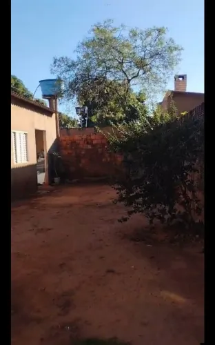 Casa na Av principal do bairro São Conrado com dois quartos e amplo quintal.