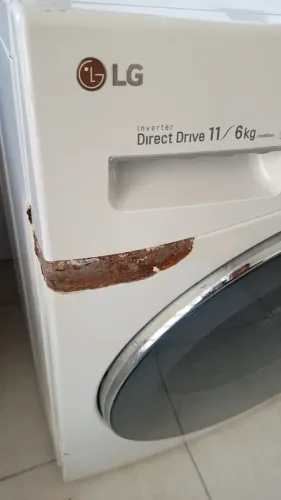 Máquina de lavar roupas. Lava e seca.
