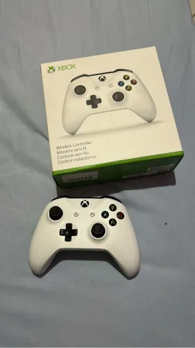 Controle Xbox One branco.