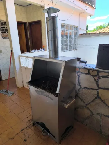 Vendo Churrasqueira novinha 