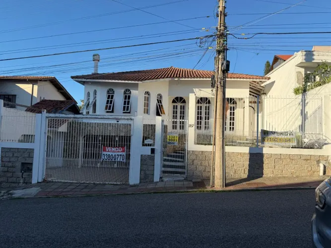 Casa térrea com 263 m2 com 3 dormitórios sendo 1 suíte, banheiro social, amplas salas esta
