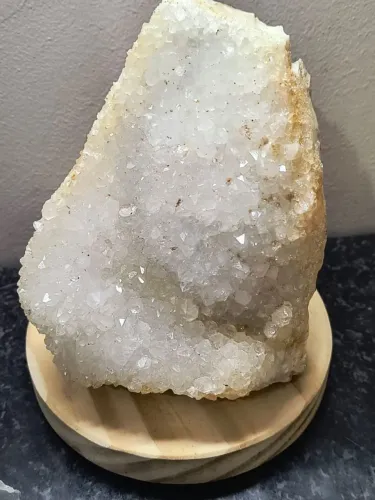 Drusa de cristal de quartzo bruto natural