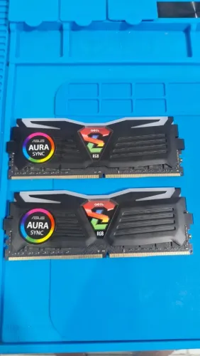 Kit Memória RAM GEIL 3000MhZ 16GB 2X8 RGB