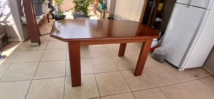 Mesa com acabamento em mogno  6 lugares - Ótimo estado