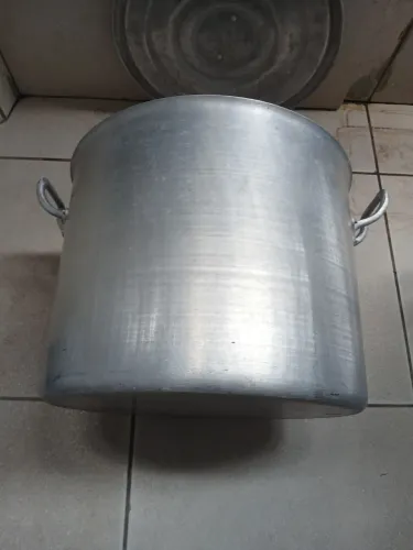Vende-se, uma panela para caldeirão, celular 99 238 11 15 maria.