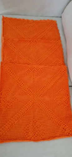 Vendo 3 capas de almofada. A parte da frente é feita em croche. Nova. Valor R$ 150,00