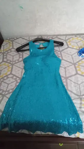 Vendo este vestido por 30 reais tamanho M adulto