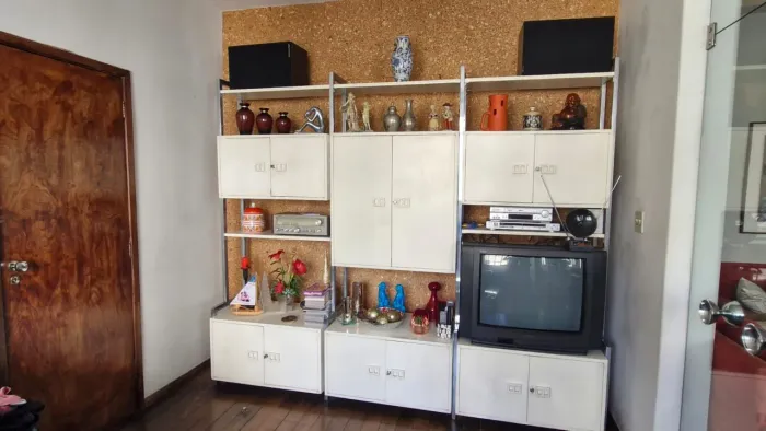 Estante branca em madeira e inox