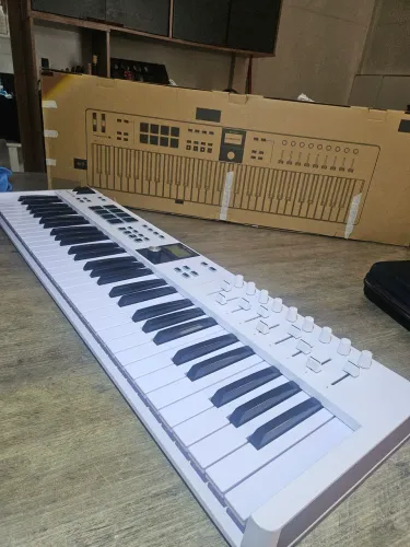 Teclado controlador arturia essential 61 mk3