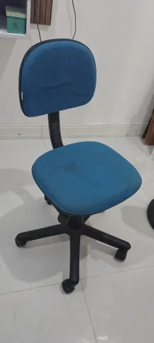 VENDO CADEIRA ESCRITÓRIO/ ESTUDANTE, EM ESTADO DE NOVA, ESTÁ PARADA EM CASA, MOTIVO MUDANÇ