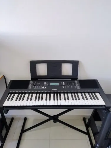 Teclado Yamaha PSR-E373 com pedal e suporte
