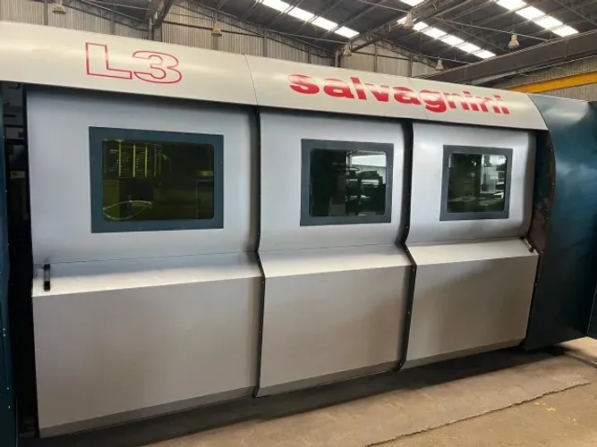 MÁQUINA DE CORTE LASER FIBRA SALVAGNINI 4000W - CARENADA E DUPLO PALLET