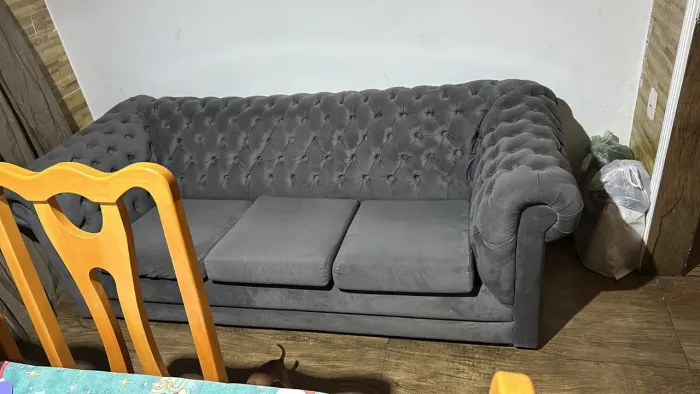 Sofá de luxo com botões em perfeito estado 