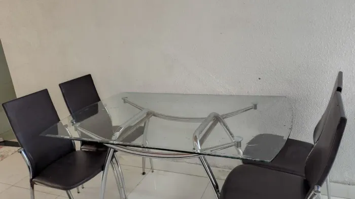 Mesa de jantar com tampo de vidro + 4 cadeiras.