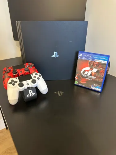 Ps4 Pro 1 tb Semi novo com dois controles um original e uma réplica mas funciona normal