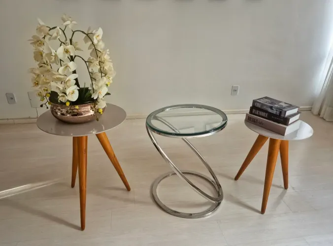 Mesa de apoio com base cromada [ARTEFACTO]