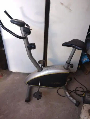 Bicicleta Ergométrica Vertical - Ótimo Estado / Exercício em Casa
