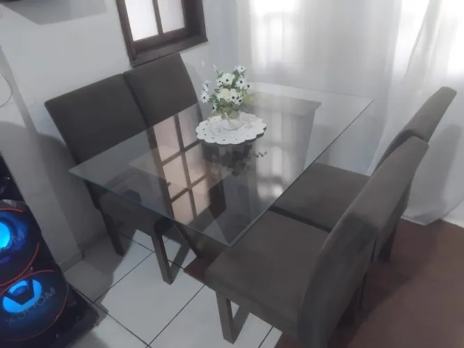 Mesa de jantar, tampo de vidro/ 4 cadeiras. Nova.