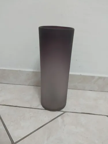 Vaso em grosso vidro fosco na cor lilás. Dimensões: 30 cm x 10 cm.