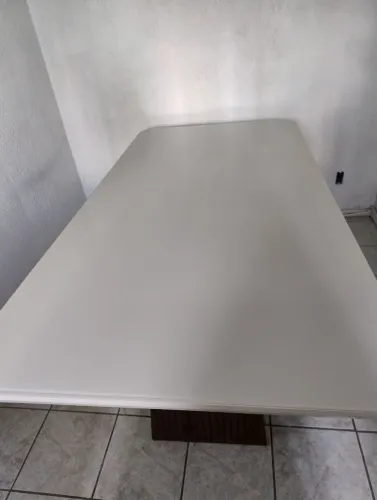 Mesa grande com vidro no acabamento