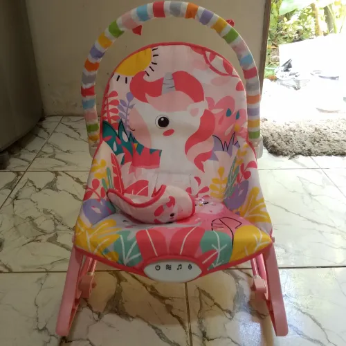 Cadeira de balanço com música para bebê