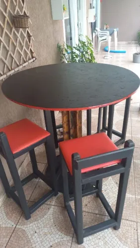 Mesa alta com quatro banquetas