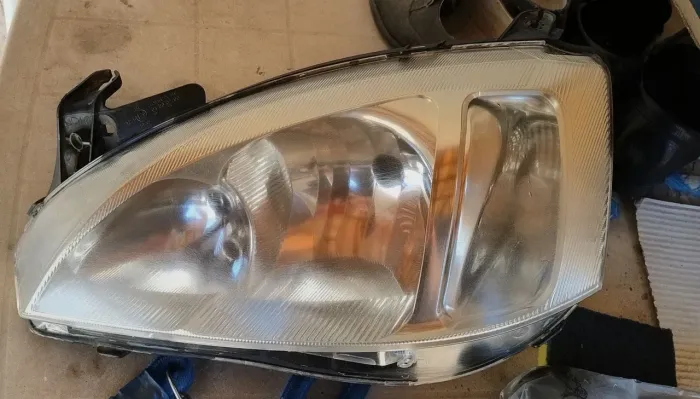 Farol esquerdo arteb Corsa montana