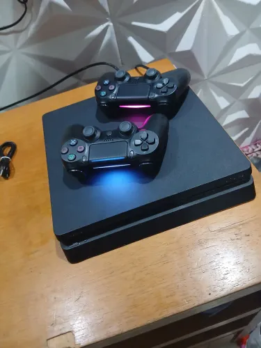 PS4 1TB COM 2 CONTROLES FUNCIONANDO PERFEITAMENTE!!!