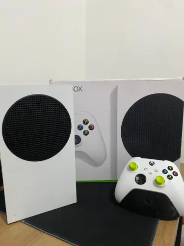 Xbox Series S. 1 ano e 4 meses de uso. Exelente estado.