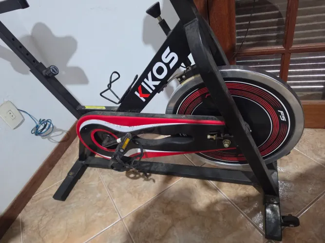 Bike de Spinning Kikos F5i Roda de Inércia 10kg - Semi-nova