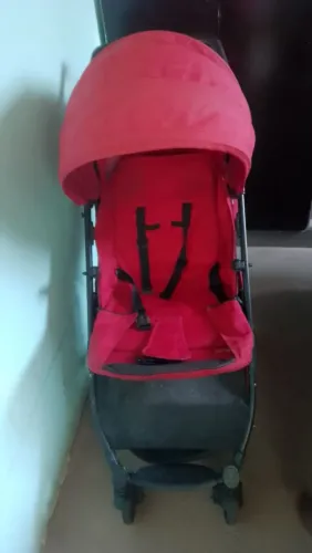 Carrinho de BB vermelho