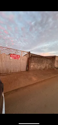 Vende-se excelente lote 10x30 no Setor Vila Carolina