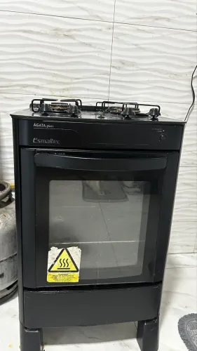 Fogão Esmaltec 4 bocas com mesa de vidro temperado de cor Preta e Acendimento automático