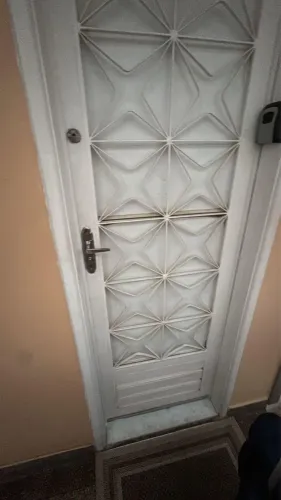 Porta Metálica com Vidro Canelado e Grade Decorativa - Ótimo Estado